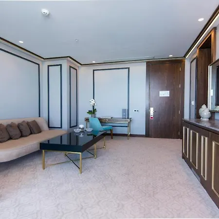 Hotel Ramada Plaza & 5*