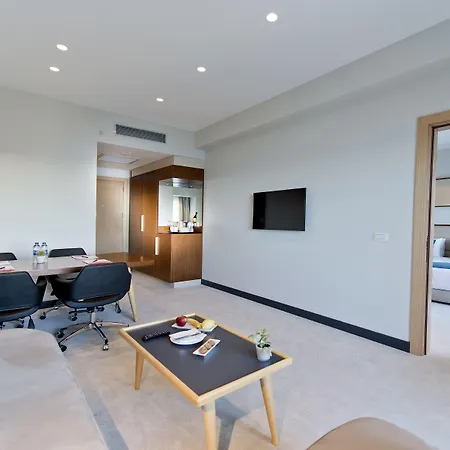 Готель Ramada Plaza & 5*