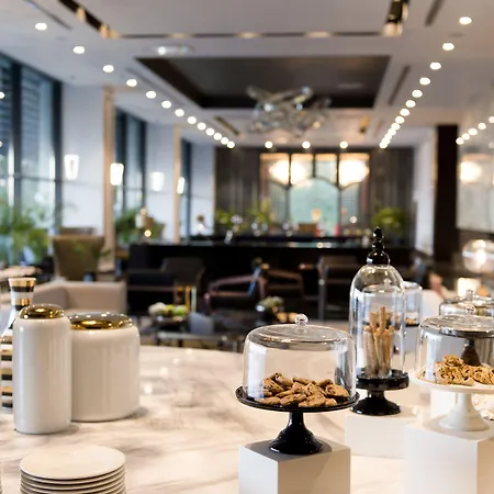 Готель Ramada Plaza &