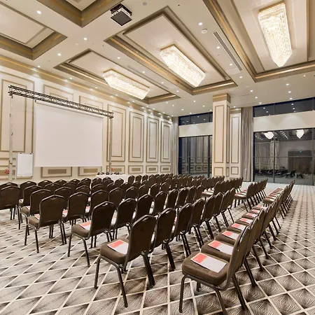 Ramada Plaza & Готель