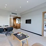 호텔 Ramada Plaza & 5*