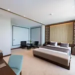 호텔 Ramada Plaza & 5*