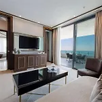 호텔 Ramada Plaza & 트라존